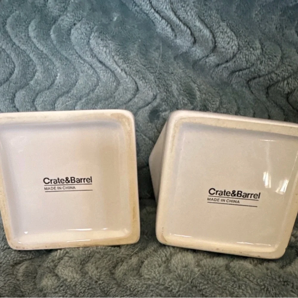 Crate&Barrel White Ceramic Creamer & Sugar Set with Lid, Glossy Finish